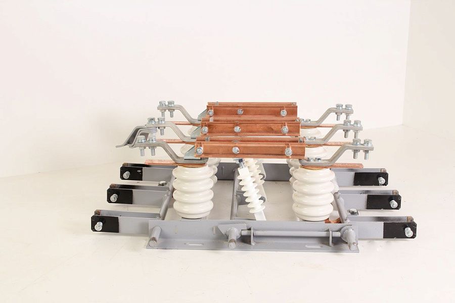 разъединитель рвз- 10/630 lll с приводами (пр-10а -3шт), фарфоровые изоляторы (вэмз)