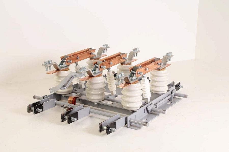 разъединитель рвз- 10/630 lll с приводами (пр-10а -3шт), фарфоровые изоляторы (вэмз)